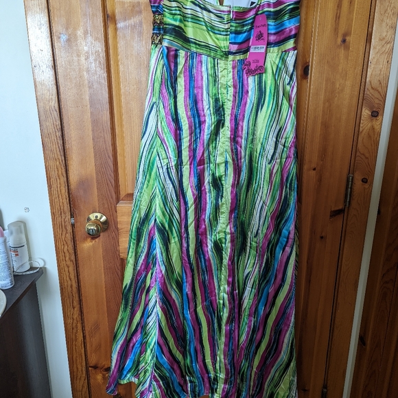 Brand New maxi dress, size 3XL, fits like a size 16-18. - Picture 4 of 6